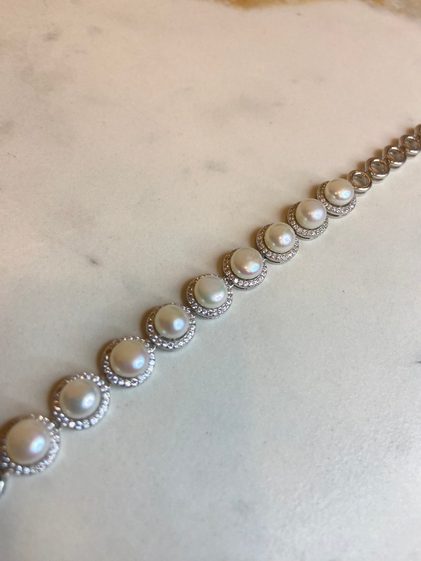 Silver Pearls Bracelet-اسوارة من الفضة مرصعة بالؤلؤ