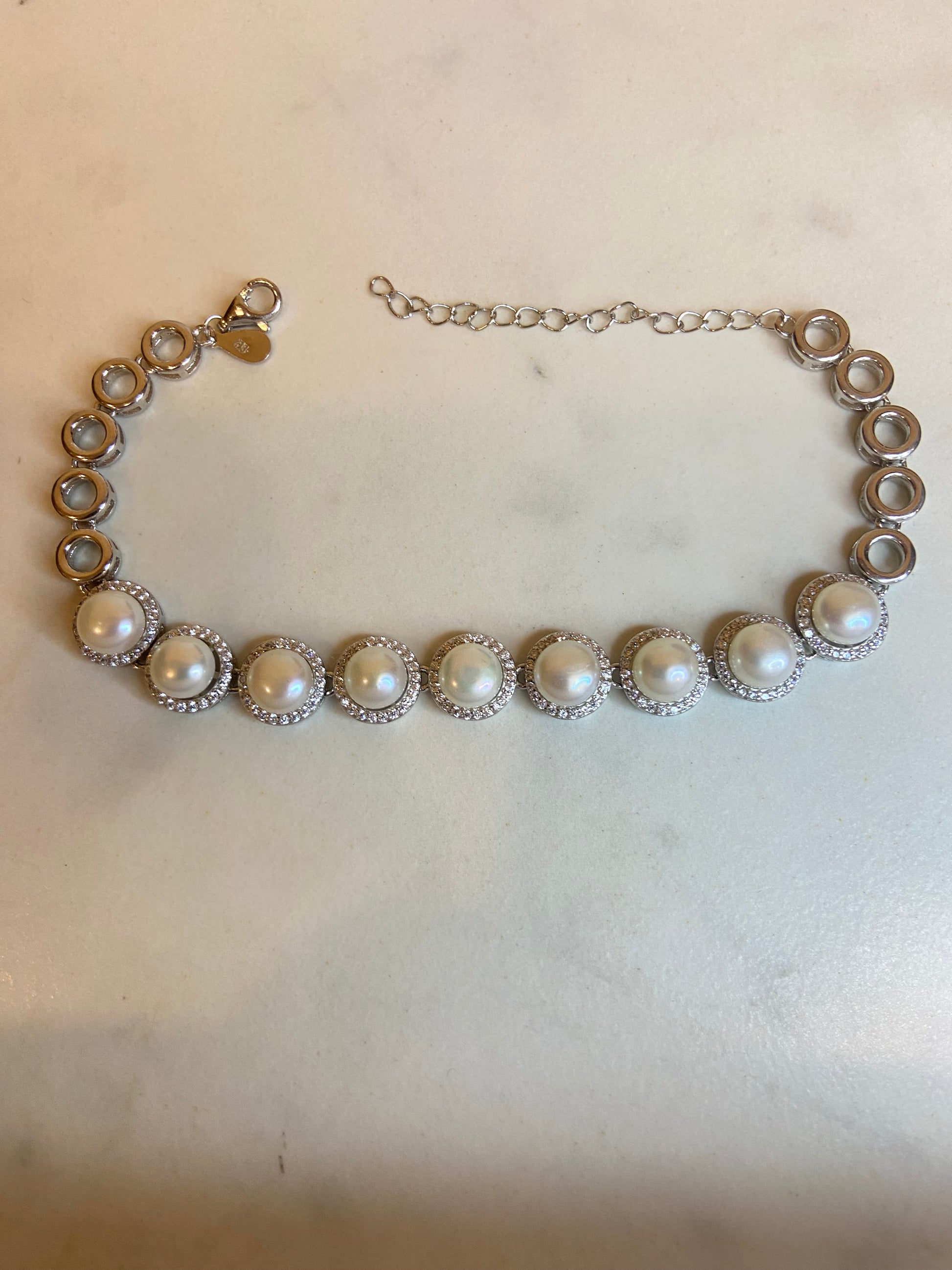 Silver Pearls Bracelet-اسوارة من الفضة مرصعة بالؤلؤ Silver Pearls Bracelet-اسوارة من الفضة مرصعة بالؤلؤ