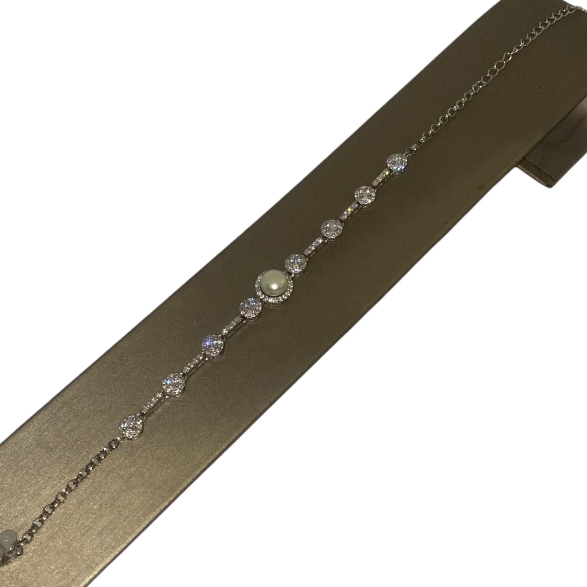 Silver Pearls Bracelet-اسوارة من الفضة مرصعة بالؤلؤ Silver Pearls Bracelet-اسوارة من الفضة مرصعة بالؤلؤ